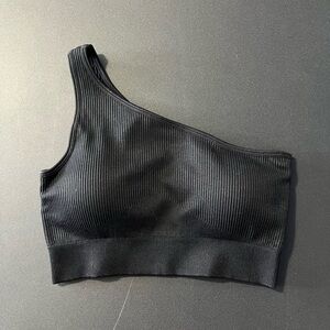 Sleek black one-shoulder ribbed crop top by OQQ 🖤